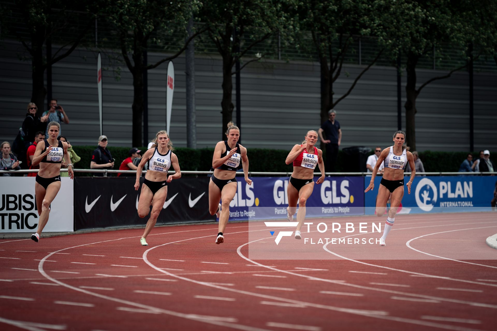 Mareike Rösing (USC Mainz), Shaina Burns (USA), Hanne Maudens (BEL), Lovisa Karlsson und Anna-Lena Obermaier (LG Telis Finanz Regensburg) ueber 200m am 07.05.2022 beim Stadtwerke Ratingen Mehrkampf-Meeting 2022 in Ratingen